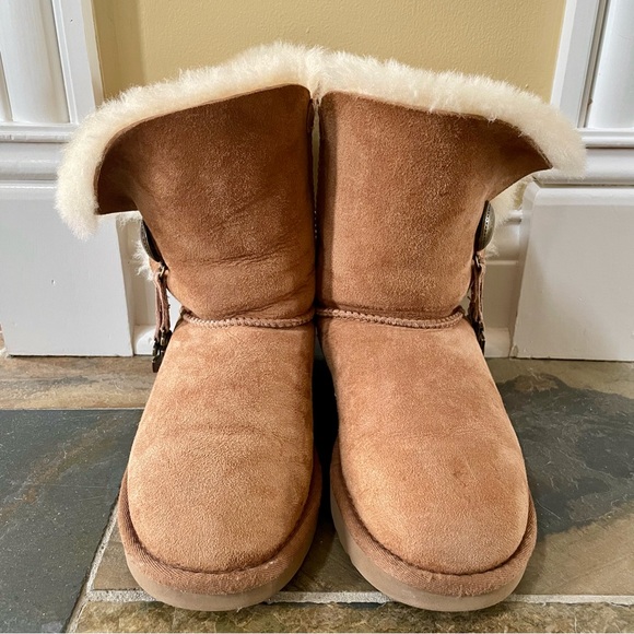 UGG Bailey Button~UGG Charms•5•Chestnut•Shearling Lined Boots From UGG Australia - Picture 8 of 12